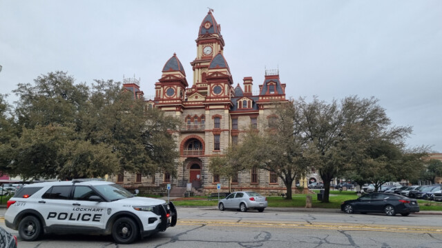 Polizei mit Blaulicht vor dem Rathaus von Lockhart