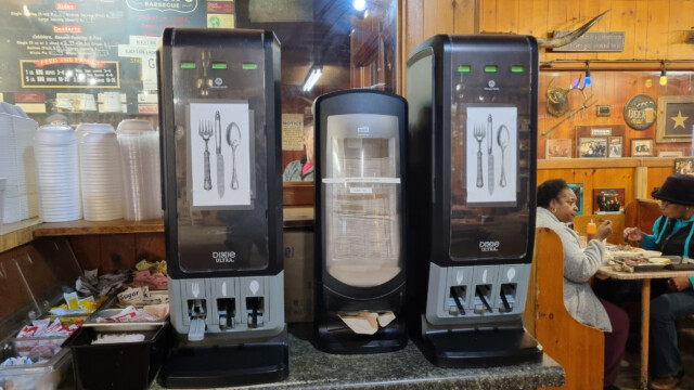 Plastikgeschirr aus dem Automaten