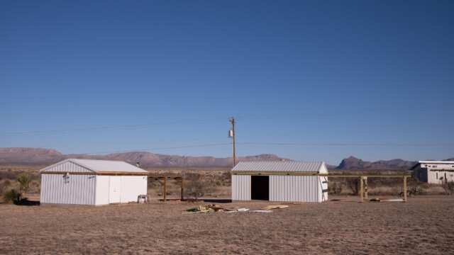 HĂĽtten mit Rolldach: In der Nacht rollt man das Dach weg und die drinnen installierten Teleskope sehen den Himmel