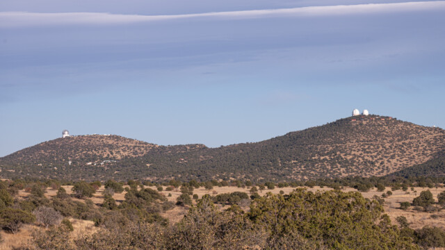 auf zwei HĂĽgeln stehen die drei riesigen optischen Teleskope