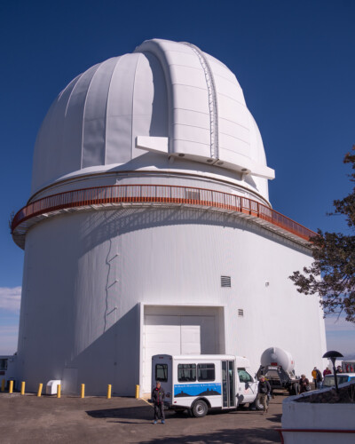 riesiges Observatorium fĂĽr das 2.7m Teleskop, Bettina wirkt winzig