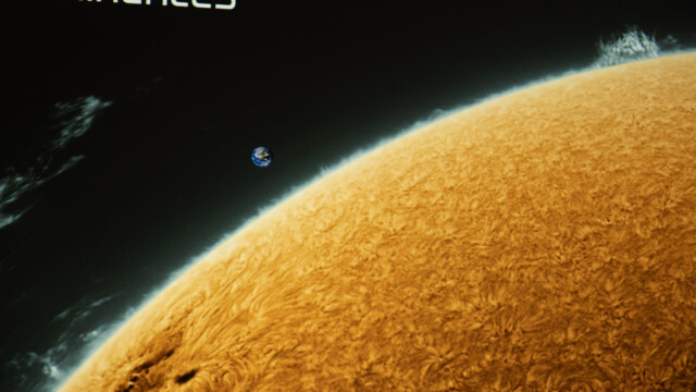 Grössenvergleich Sonne - Erde; an dieser Position würde unsere Erde allerdins sofort verglühen...