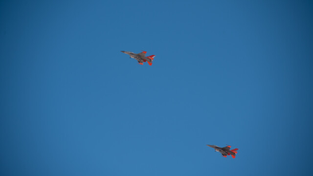 F-16 mit rotem Leitwerk und FlĂĽgelspitzen, wohl Zielflugzeuge;