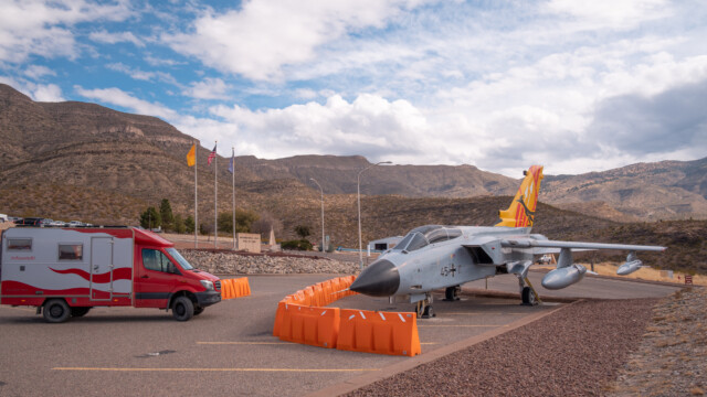 Jupi neben einer Tornado