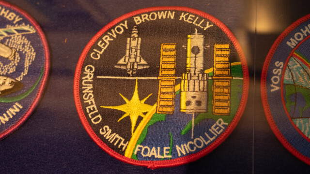 STS-103 im Jahre 1999 mit Space Shuttle Discovery und Claude Nicollier; dies war der letzte Wartungsmission des Hubble Space Telescope