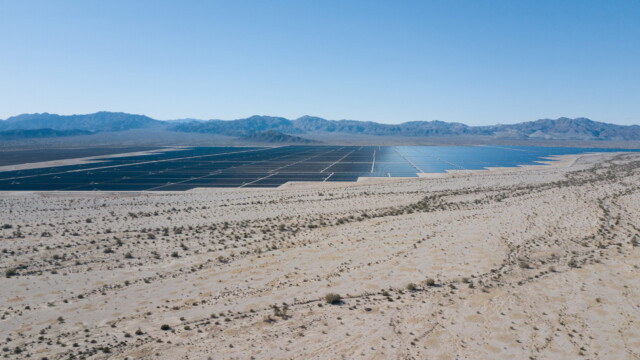 Riesige Flächen mit Solarpanels
