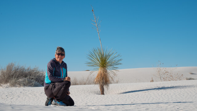 Bettina neben einer jungen Yucca-Palme