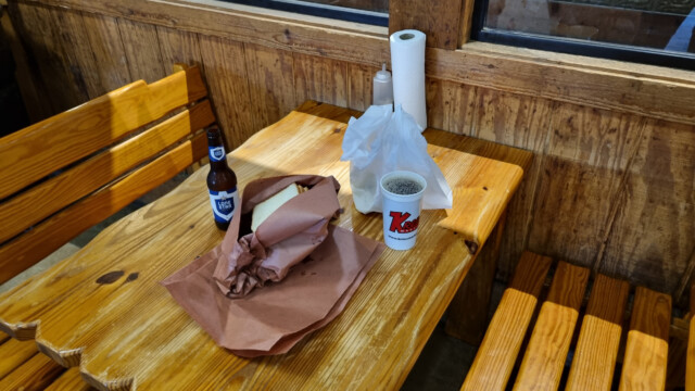 das Essen wird im Papier serviert