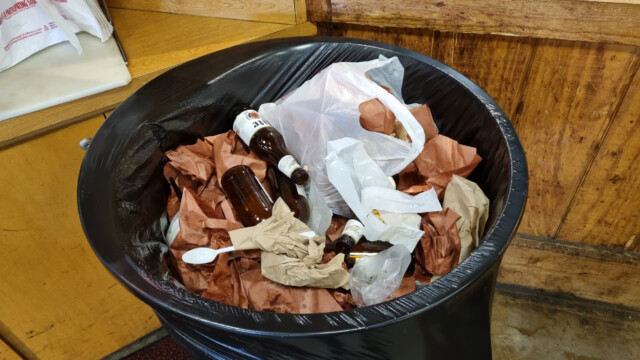 alles ĂĽbrige kommt in den MĂĽll, nichts wird getrennt und wieder verwertet