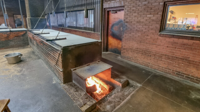 ... in diesen Ă–fen schmort das Fleisch ĂĽber Stunden und wird so ganz zart