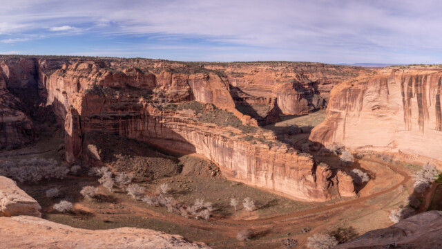 ein Bach schlängelt sich durch den Canyon