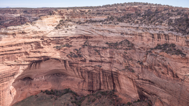 auch in dieser Felsnische sieht man Behausungen
