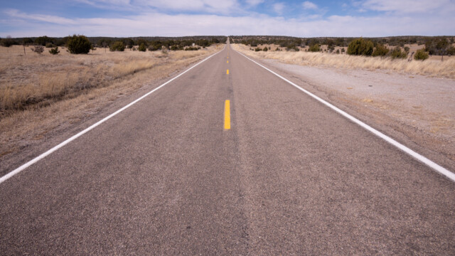 eine lange Gerade fĂĽhrt uns in die Berge