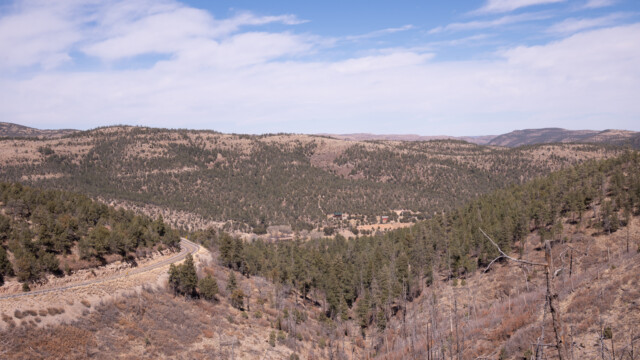 schöne Hügellandschaft, ab etwa 2'400m Höhe hat es Bäume...