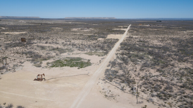 Ölpumpe aus der Luft, man sieht die schwarzen Schläuche sehr gut