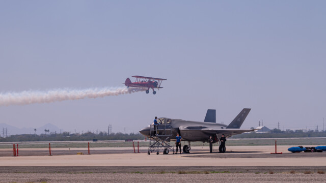 Vergangenheit und Zukunft - Doppeldecker und Stealthjäger F-35