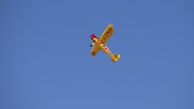 wenn man genau hinschaut, sieht man, dass das rechte Querruder fehlt...