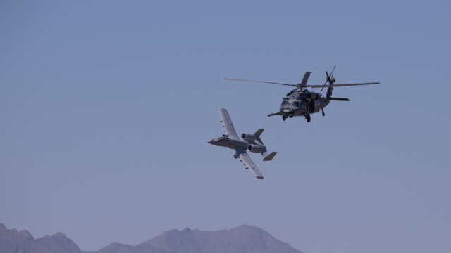 eine A-10 und ein Black-Hawk Helikopter kommen sich ziemlich nahe