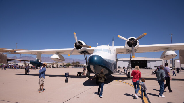 Flugboot HU-16 Albatross, man beachte die Jet-Skis unter den Flügeln...