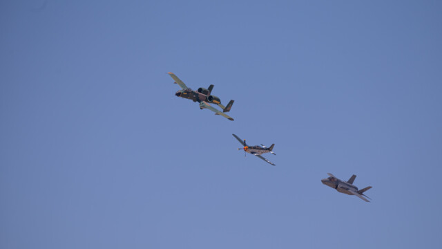 in Formation mit A-10 Thunderbird und P-51 Mustang - Gegenwart, Vergangenheit und Zukunft