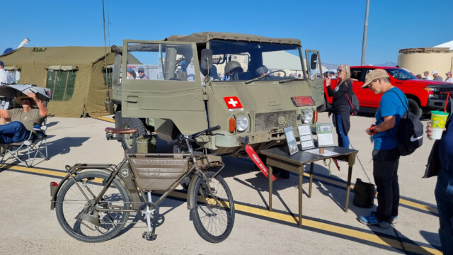 Militärvelo und Steyr-Puch Pinzgauer - ex. Schweizer Armee