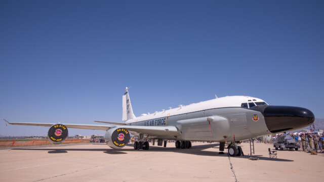 RC-135 Aufklärungsflugzeug, man beachte die vielen Antennen auf und unter dem Rumpf sowie die lange Radar-Nase