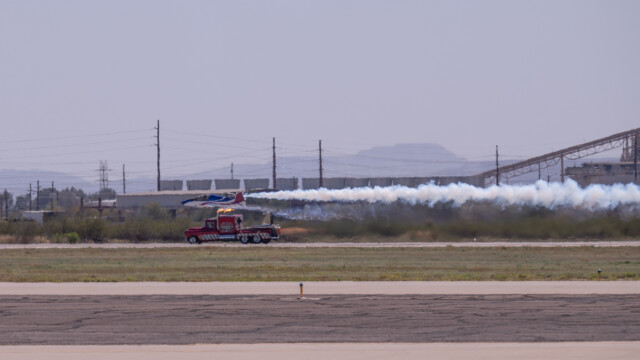 ... hier im High-Speed Modus, überholt gerade den Jet über ihm...
