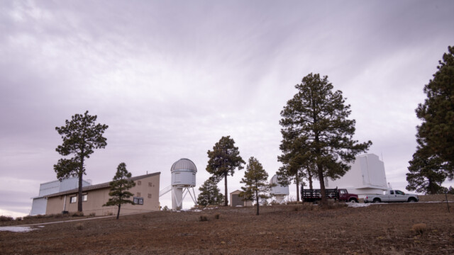 es gibt auch "normale" Teleskope, mit denen in der Nacht beobachtet wird