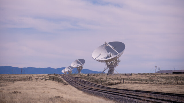 die Lokomotive geht über beide Schienenstränge