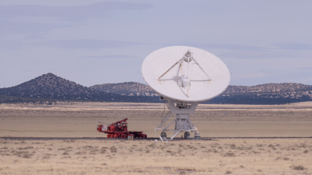 das rote links ist die Lokomotive: Diese fährt unter das Teleskop und hebt es zum Verschieben an...