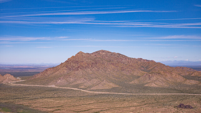 entlang dieses Berges vis-à-vis führt keine Strasse, sondern ein Kanal