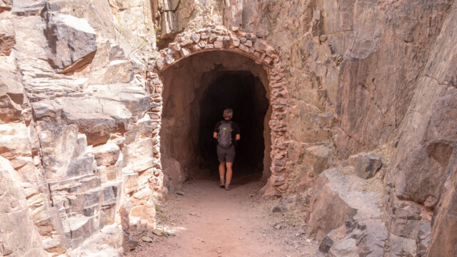 ... geht es zuerst durch einen kurzen Tunnel