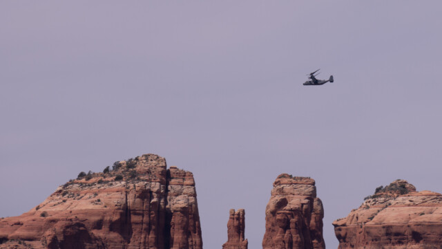 plötzlich fliegt ein Kipprotorflügler im Tiefflug vorbei, die Motoren können nach oben oder vorne geschwenkt werden