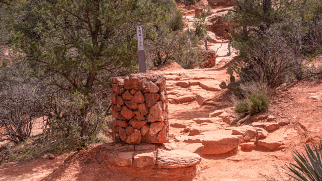 Wegezeichen im Steinkorb