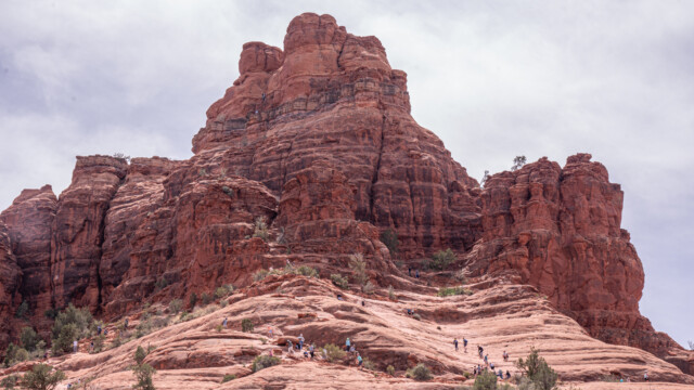 viele Leute tummeln sich am Bell Rock