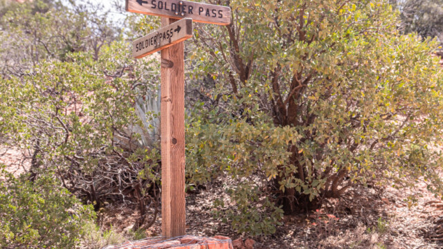 auch hier stehen wieder die schönen Wegemarkierungen