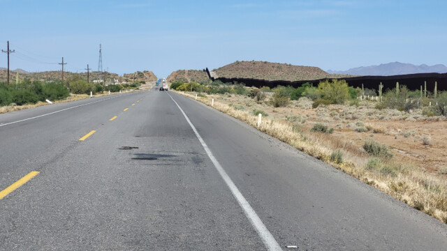 Grenzzaun neben der Strasse