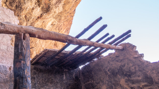 die Balken sind hiesige Bäume, darüber liegen die Hölzer von Saguaro-Kakteen