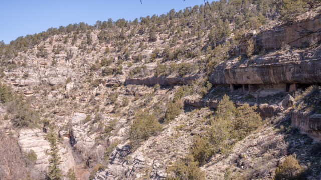 überall wo es Felsvorsprünge gibt, wurden Behausungen gebaut