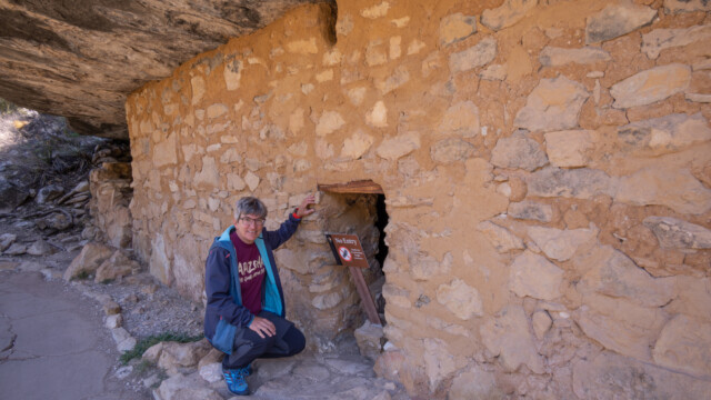 niedrige Eingänge, damit die Wärme drinnen bleibt, die Öffnung über dem Eingang ist das Kamin