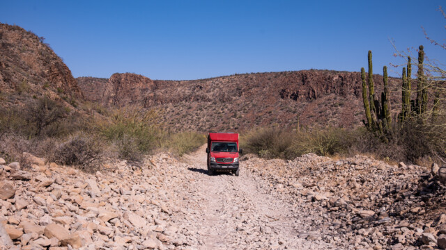 ausgetrocknetes Flussbett mit ziemlich tiefen Spuren ...
