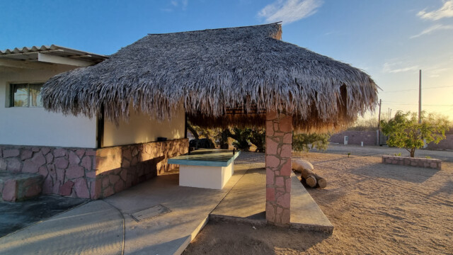 mit Tischtennis-Tisch und ...