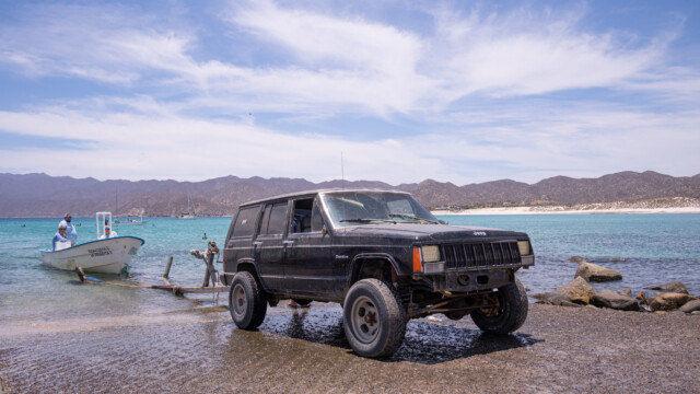 entweder werden die Boote über eine Betonslipanlage rausgezogen...