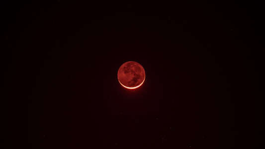 hier als HDR-Bild, d.h. mehrere unterschiedlich belichtete Bilder zusammengerechnet; sieht aus wie ein Blutmond bei einer Sonnenfinsternis;