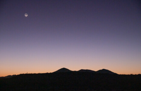 schmale Mondsichel kurz nach Sonnenuntergang