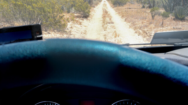 ziemlich heiss heute, 43°C; effektiv ist es aber etwa 10°C kühler, nur wenn wir eine Weile stehen, steigt die Temperatur unter dem Fahrzeug so hoch
