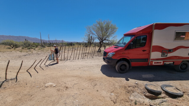 am Eingang müssen wir ein Drahtgatter öffnen, ist gemäss Schild erlaubt