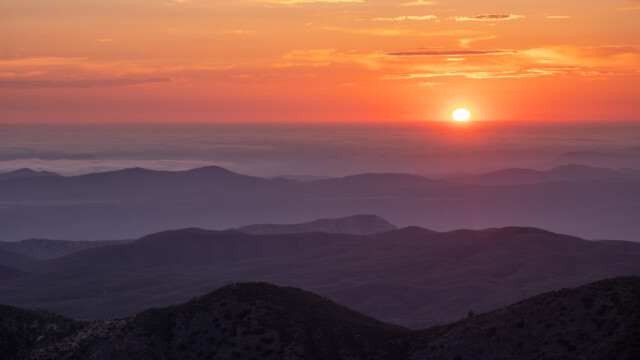 Sonnenuntergang über den wolkenbedeckten Pazifik...