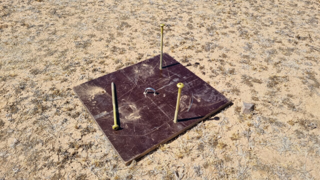 dieses Brett brauchen wir normalerweise als Unterlage für den Wagenheber...