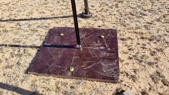 ... mit langen Schrauben fixiere ich es im Boden;